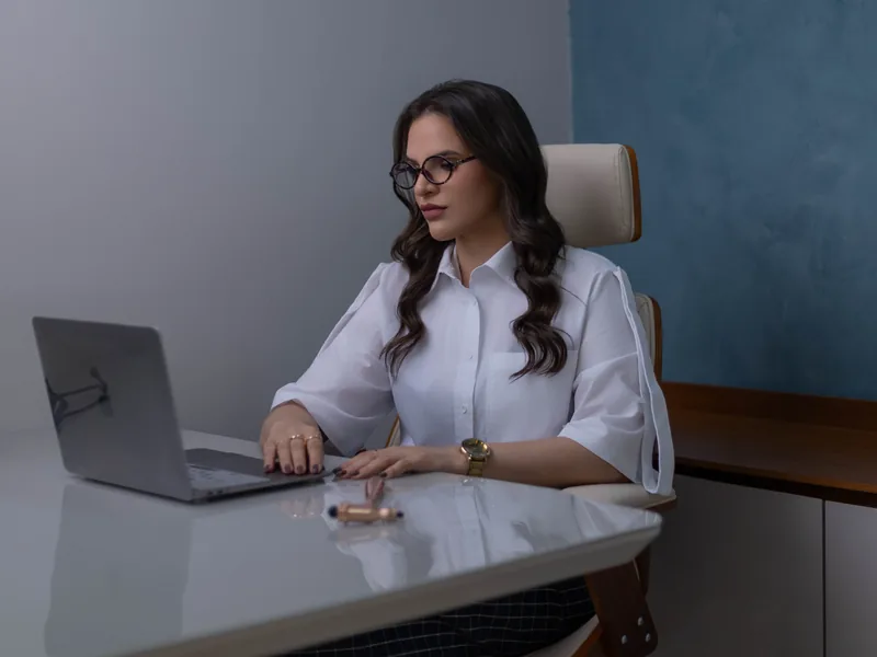 Dra. Hanna Beatriz atendendo por teleconsulta no notebook
